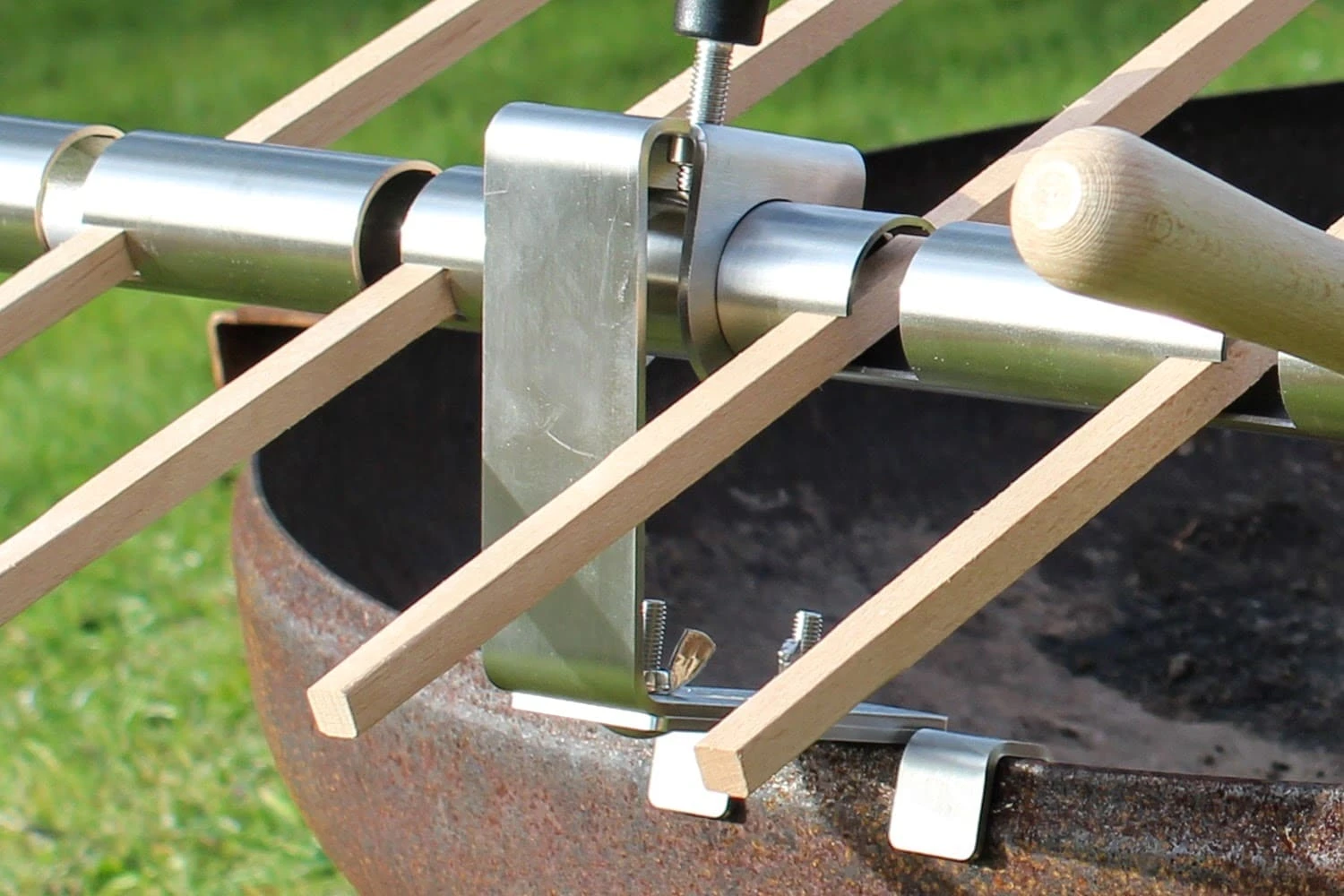 Steckerlfisch Grillaufsatz für 4 Fische I Holzspieß I Feuerschale