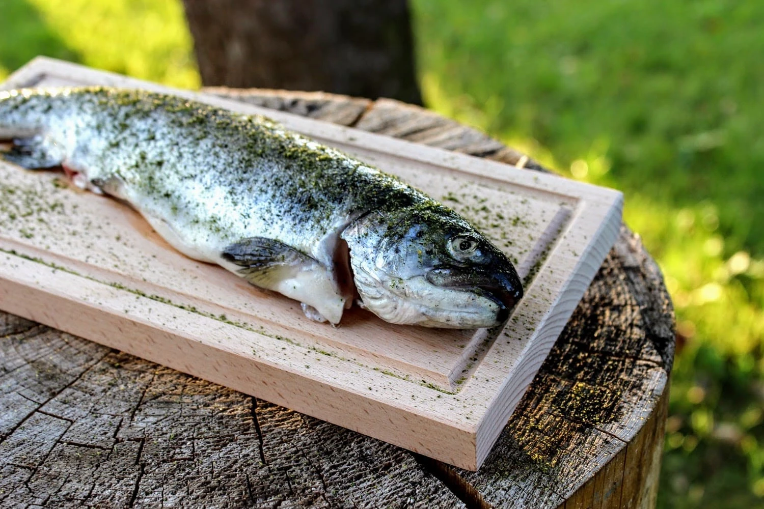 Grillbrett / Räucherbrett 30x14x2 cm aus Buche mit Abtropfrinne