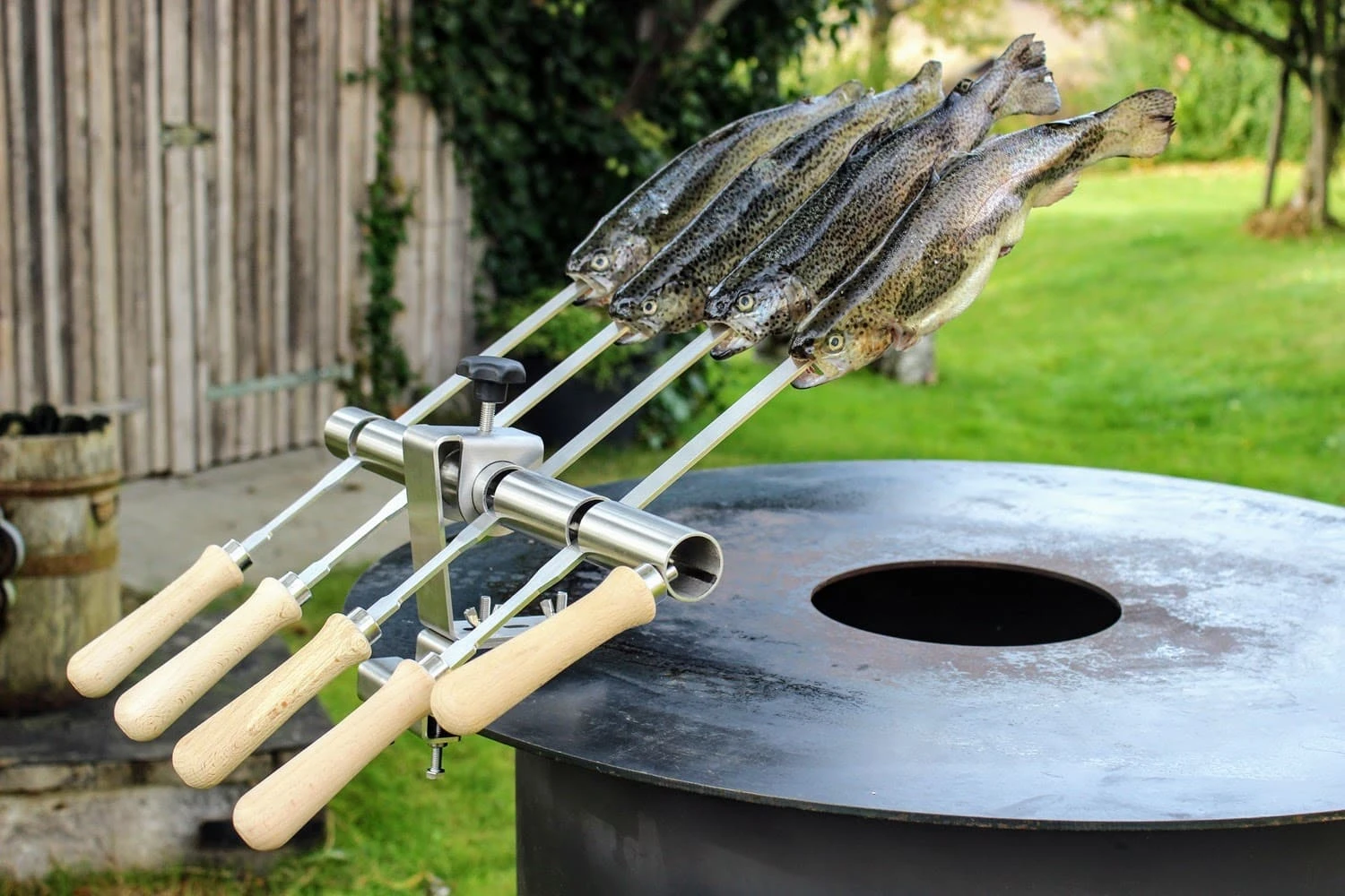 Steckerlfisch Halter für 4 Fische I Edelstahlspieß I Grillplatte (29 mm)