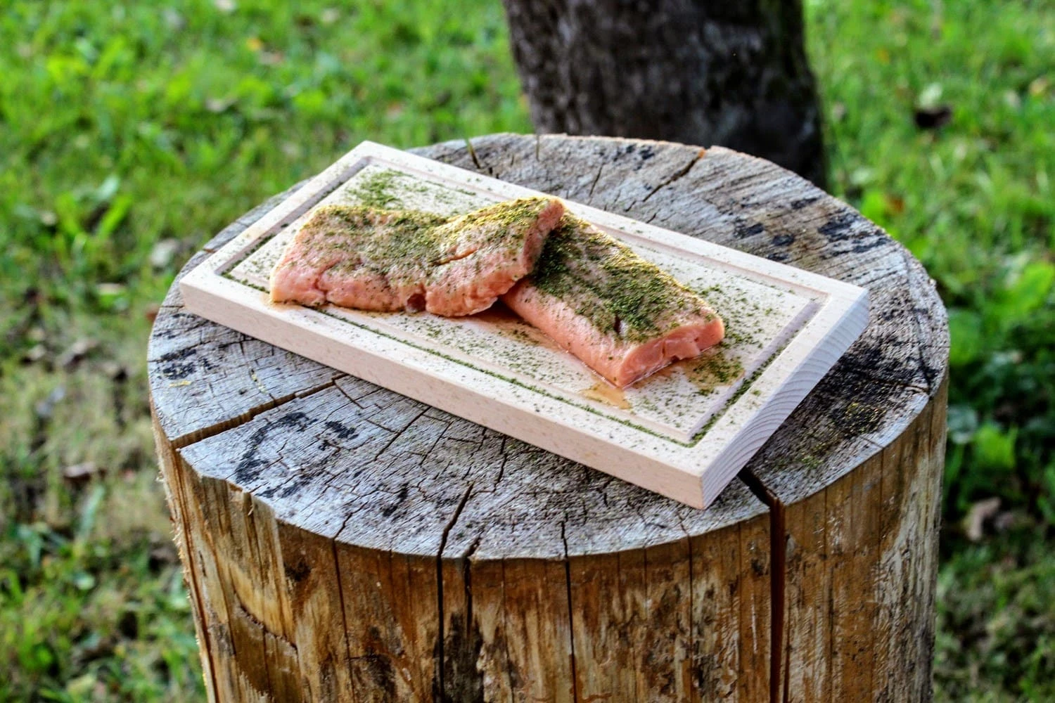 Grillbrett / Räucherbrett 30x14x2 cm aus Buche mit Abtropfrinne