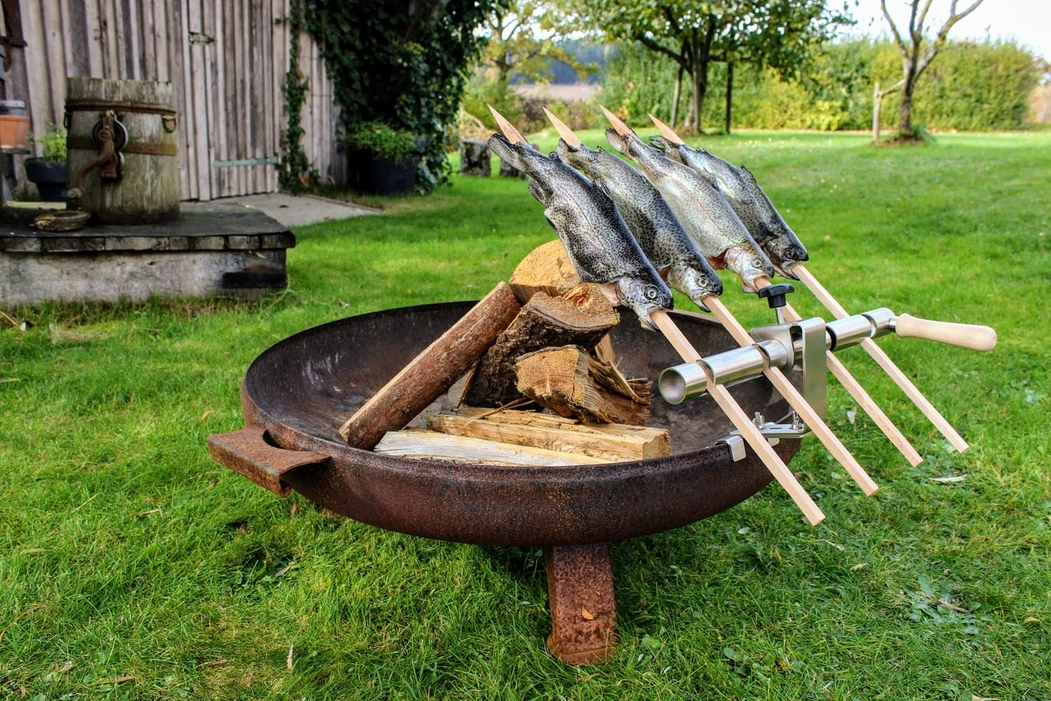Steckerlfisch Grillaufsatz für 4 Fische I Holzspieß I Feuerschale