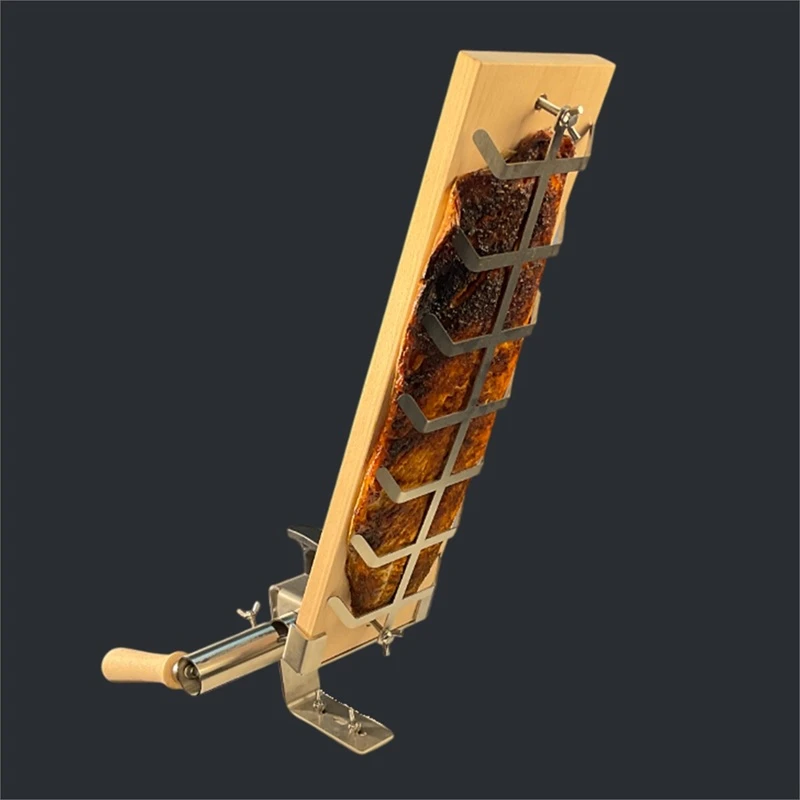 Holzbrett mit eingespanntem Fischfilet, befestigt in einer Edelstahlhalterung mit Griff für den Grillbetrieb.