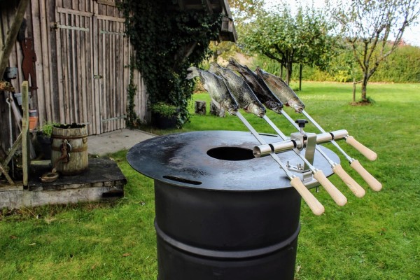 Steckerlfisch Halter für 4 Fische I Edelstahlspieß I Grillplatte (29 mm)