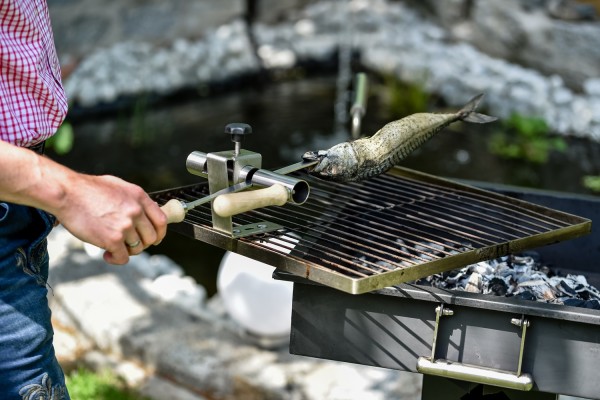 Steckerlfisch Grillaufsatz für 2 Fische I Edelstahlspieß I Gas- und Kohlegrill