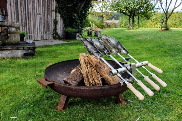 Steckerlfisch Grillaufsatz für 4 Fische I Edelstahlspieß I Feuerschale